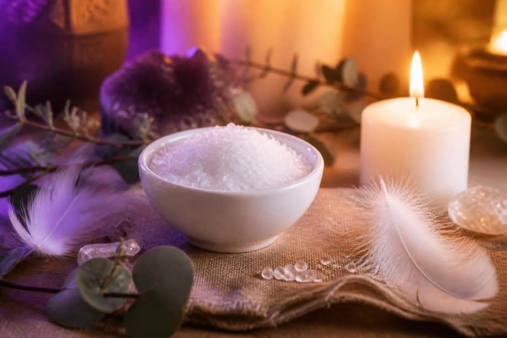 découvrez comment le sel est utilisé spirituellement pour la purification et la protection énergétique, ses bienfaits et ses pratiques traditionnelles.