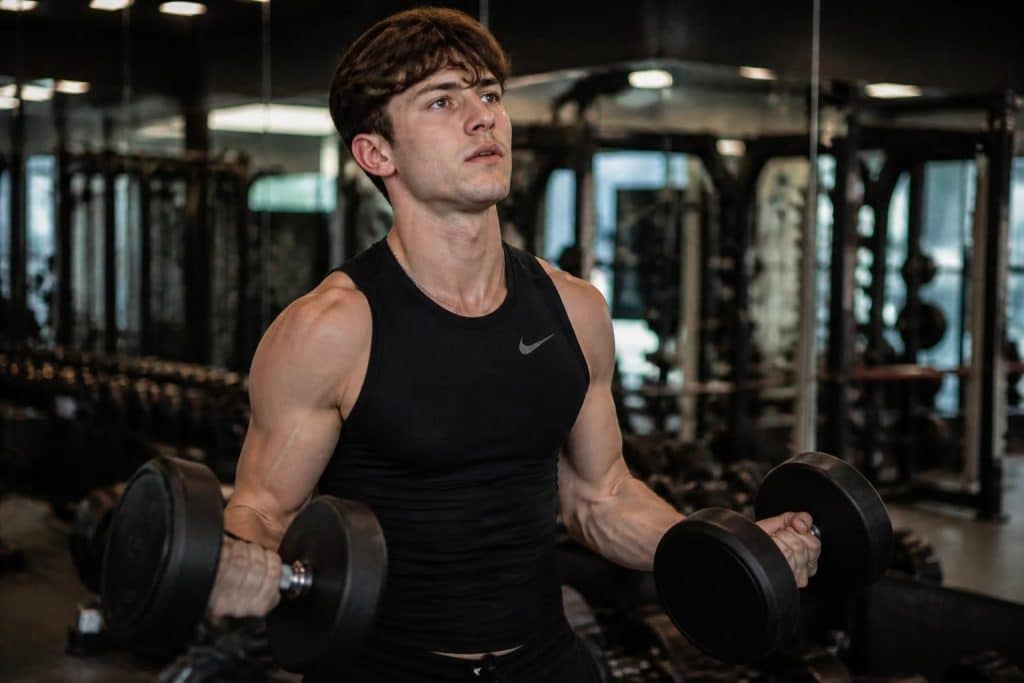 découvrez le programme de musculation de tom holland pour obtenir un physique athlétique, avec des conseils d'entraînement et de nutrition adaptés.