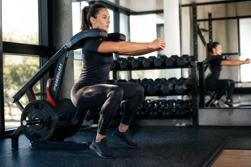 découvrez les bienfaits du pendulum squat, apprenez la technique correcte et obtenez des conseils efficaces pour muscler vos jambes en toute sécurité.